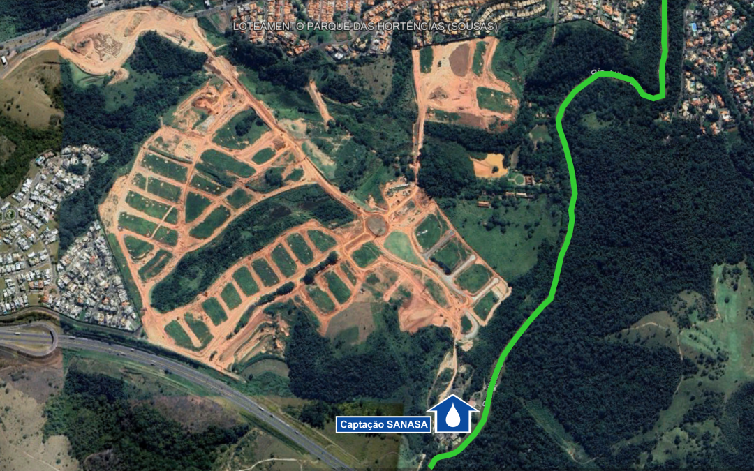 Imagem do Google Earth de janeiro de 2023 mostra a devastação na área do empreendimento. Adicionamos um destaque no trajeto do Rio Atibaia e sinalizamos a localização da Estação de Captação de Águas da SANASA.